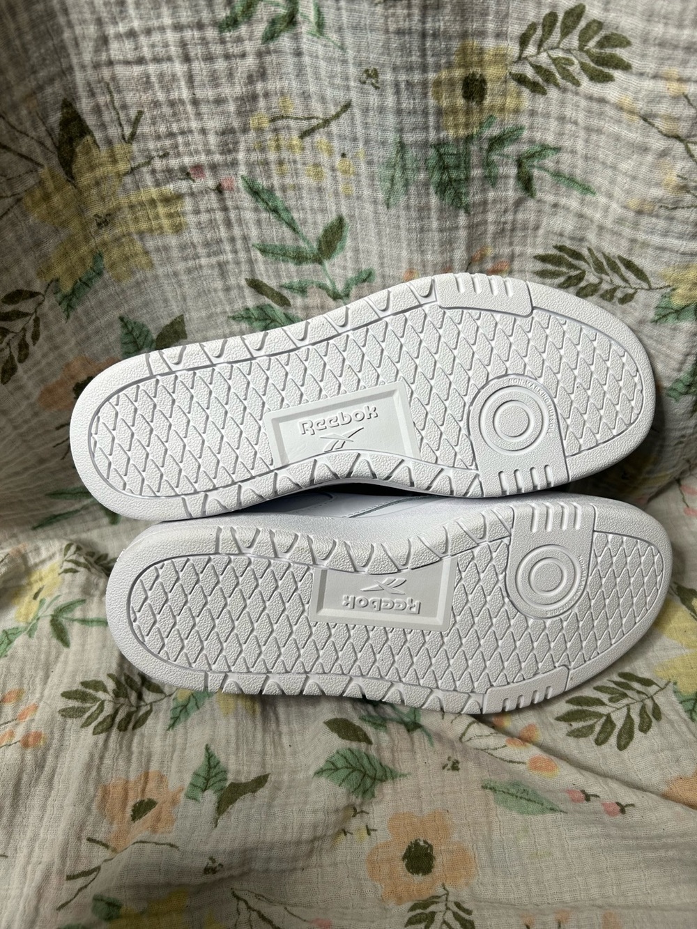 Reebok Club C Double Tennis Shoes White with Metal Shoe Lace Charms Juniors - Picture 6 of 8